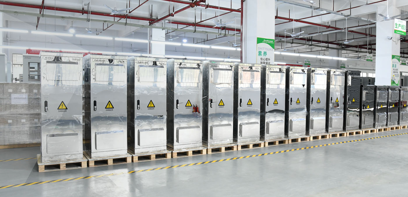 Sistema de alimentación ininterrumpida (SAI) de 1 kVA y 2 kVA para exteriores, para proyectos de equipos de red en pasarelas portuarias.