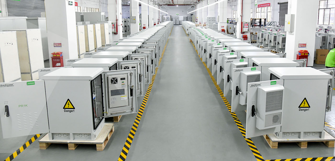 UPS para exteriores de 1 kVA de potencia. Energía de respaldo para equipos de monitoreo críticos.